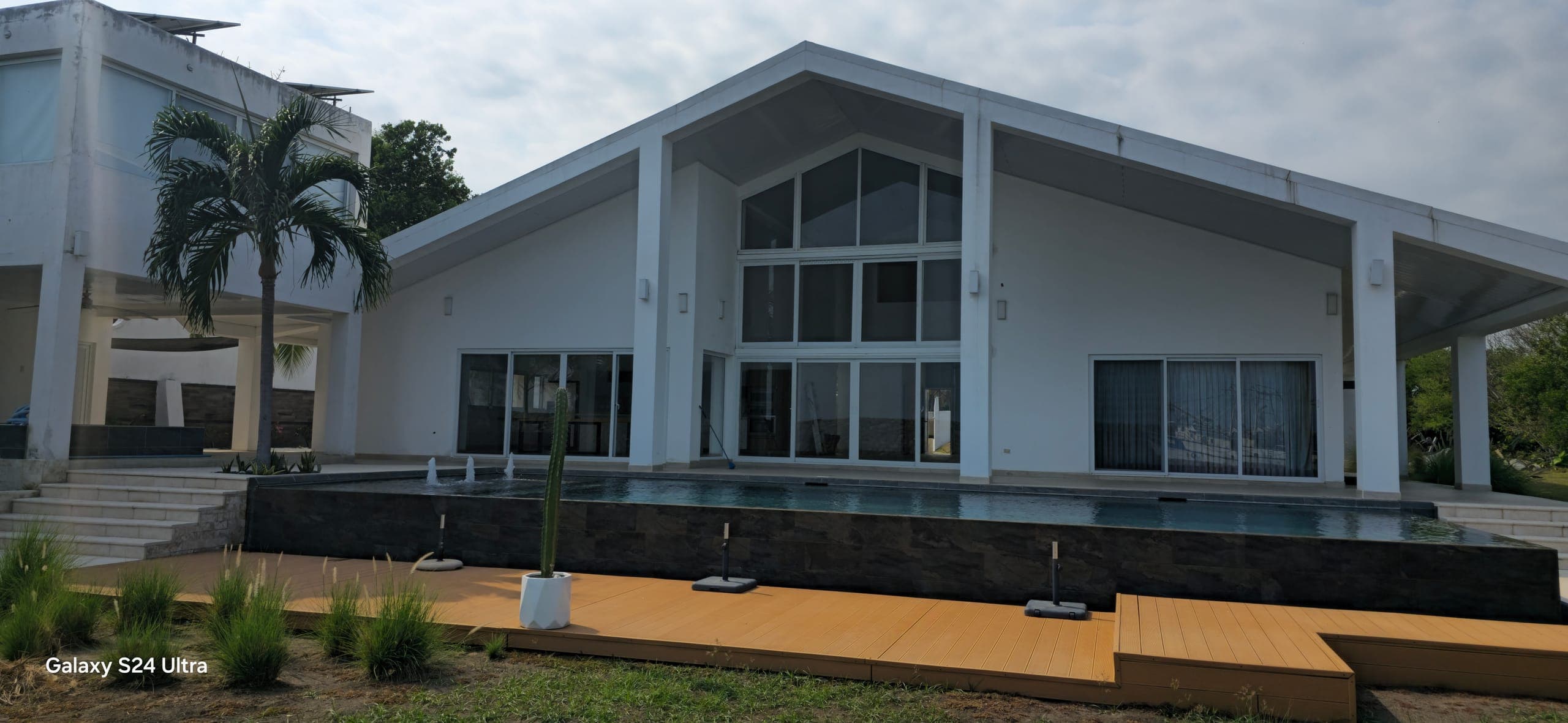 Casa moderna con ventanas y puertas de PVC instaladas por Casa Bella